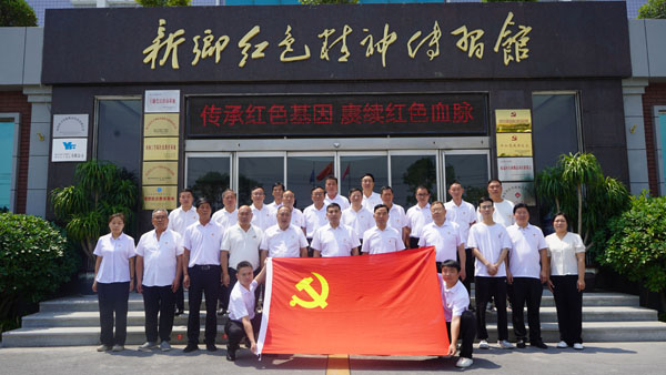 中共秀才庄党委莅临新乡红色精神传习馆开展主题党日运动